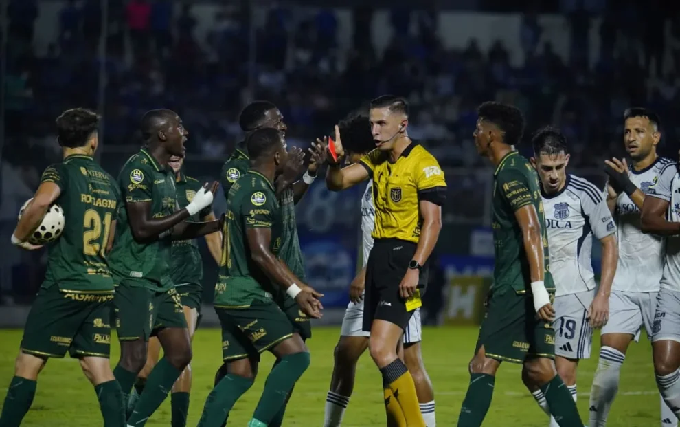 Emelec beat Orense 2-0